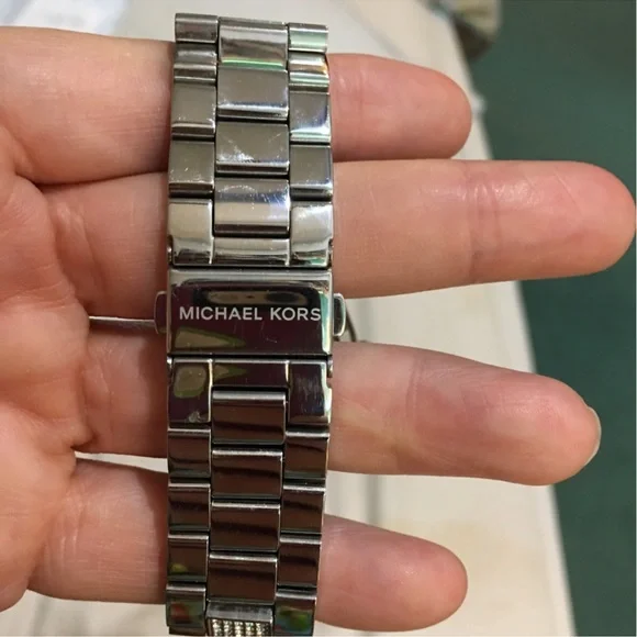 Mk crystal watch new in box.never wore this watch - Picture 4 of 8